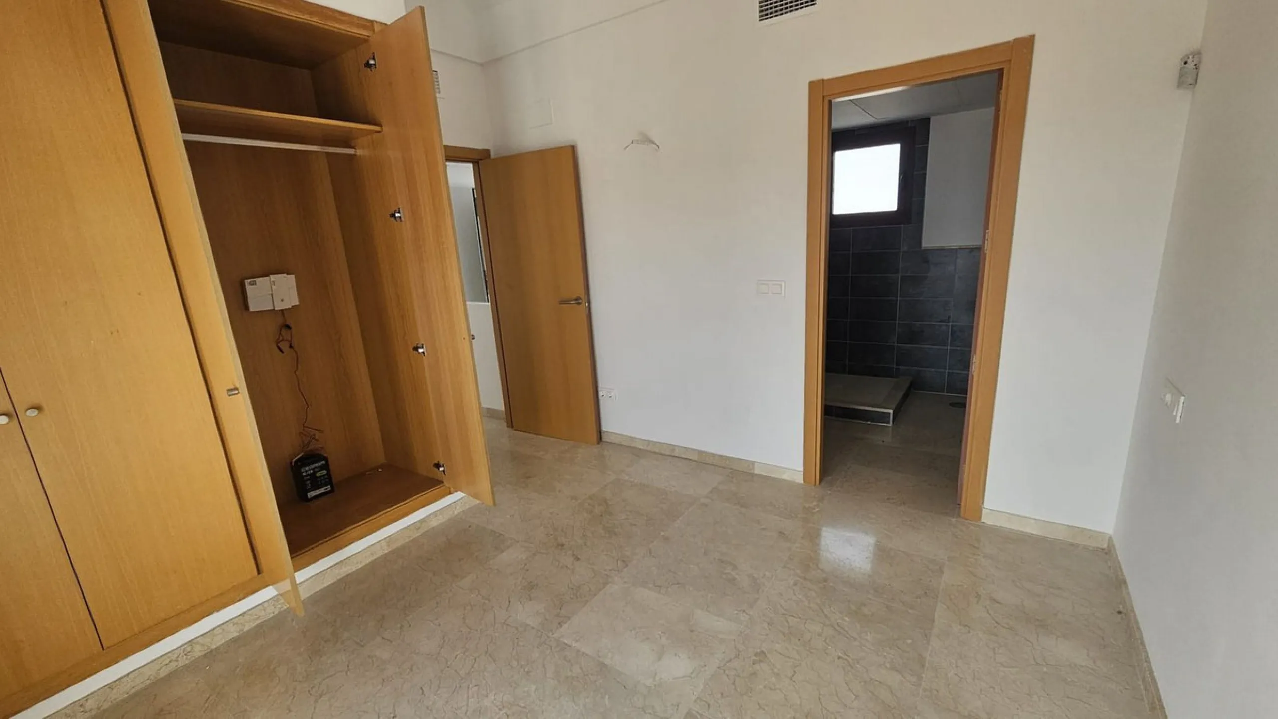 Discover this charming detached home in the exclusive residential complex of Doña Julia, in Casares, Málaga. A property that combines comfort, spaciousness, and a privileged location, ideal for those seeking tranquility, quality of life, and an enviable n