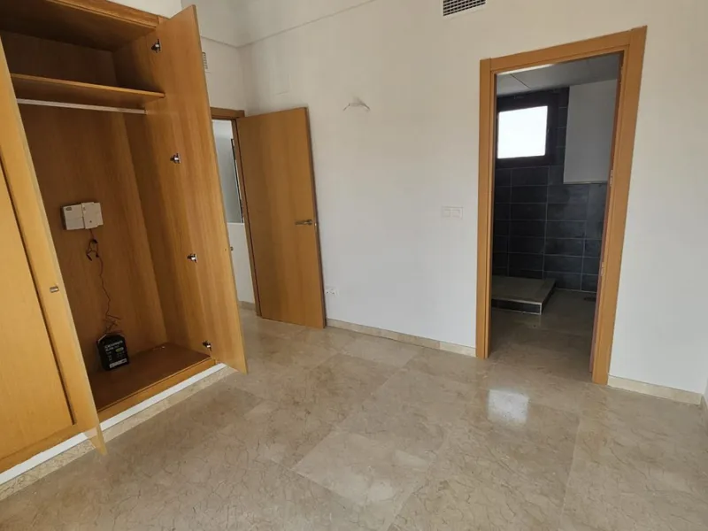Discover this charming detached home in the exclusive residential complex of Doña Julia, in Casares, Málaga. A property that combines comfort, spaciousness, and a privileged location, ideal for those seeking tranquility, quality of life, and an enviable n