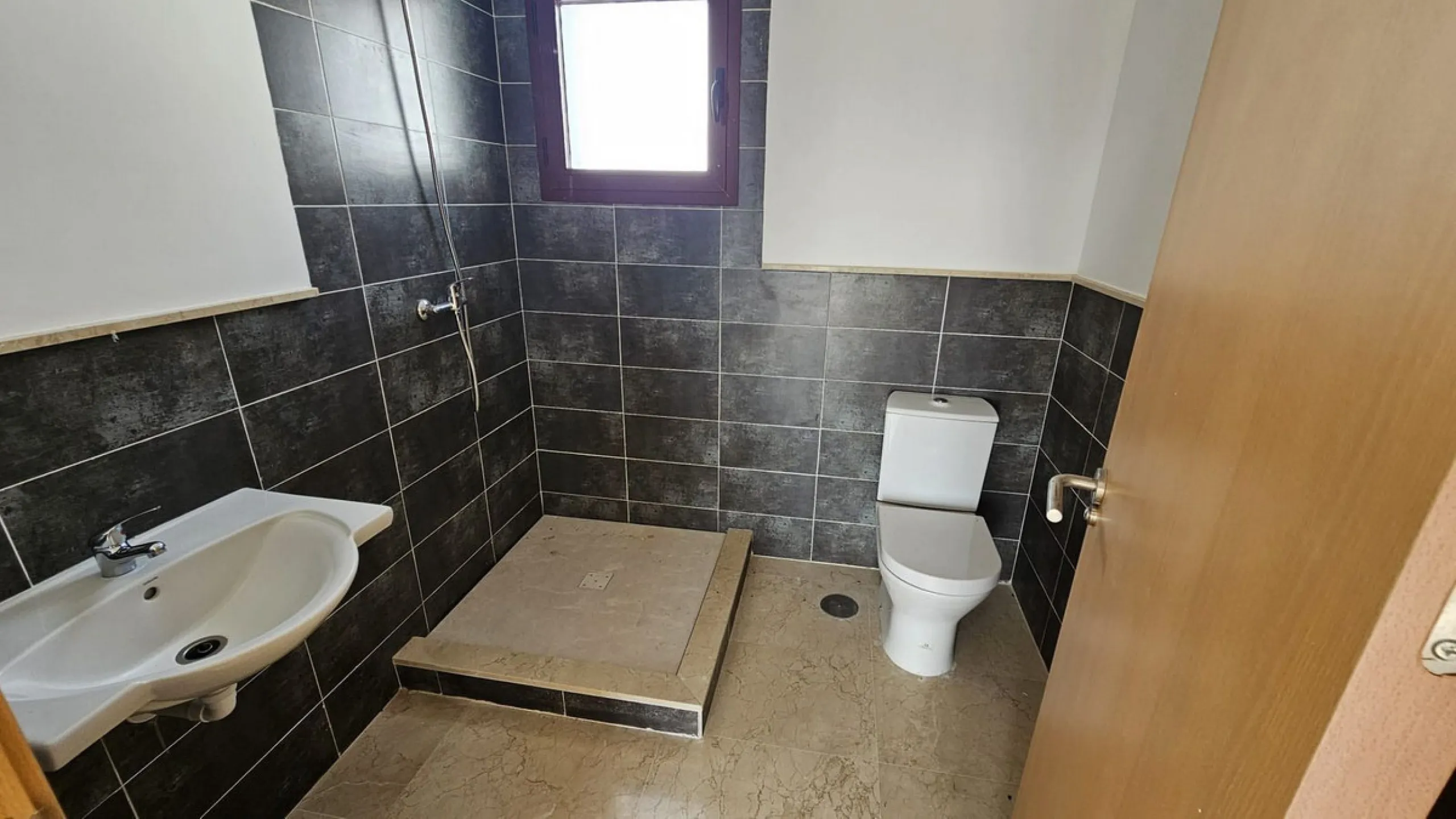 Discover this charming detached home in the exclusive residential complex of Doña Julia, in Casares, Málaga. A property that combines comfort, spaciousness, and a privileged location, ideal for those seeking tranquility, quality of life, and an enviable n