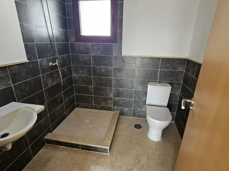 Discover this charming detached home in the exclusive residential complex of Doña Julia, in Casares, Málaga. A property that combines comfort, spaciousness, and a privileged location, ideal for those seeking tranquility, quality of life, and an enviable n