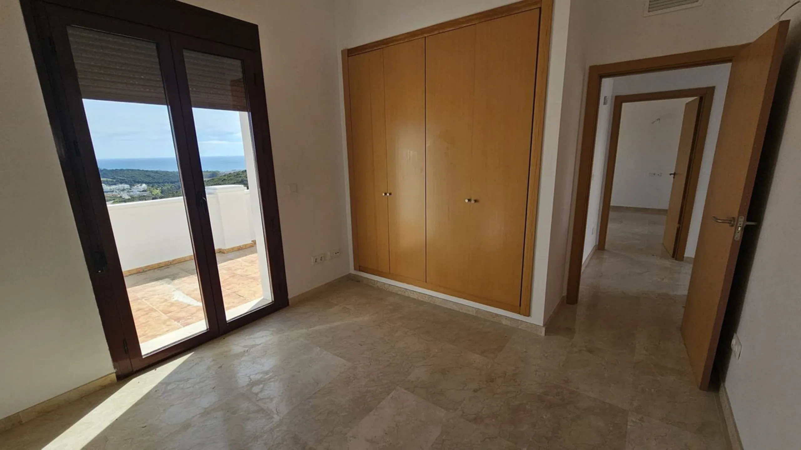 Discover this charming detached home in the exclusive residential complex of Doña Julia, in Casares, Málaga. A property that combines comfort, spaciousness, and a privileged location, ideal for those seeking tranquility, quality of life, and an enviable n