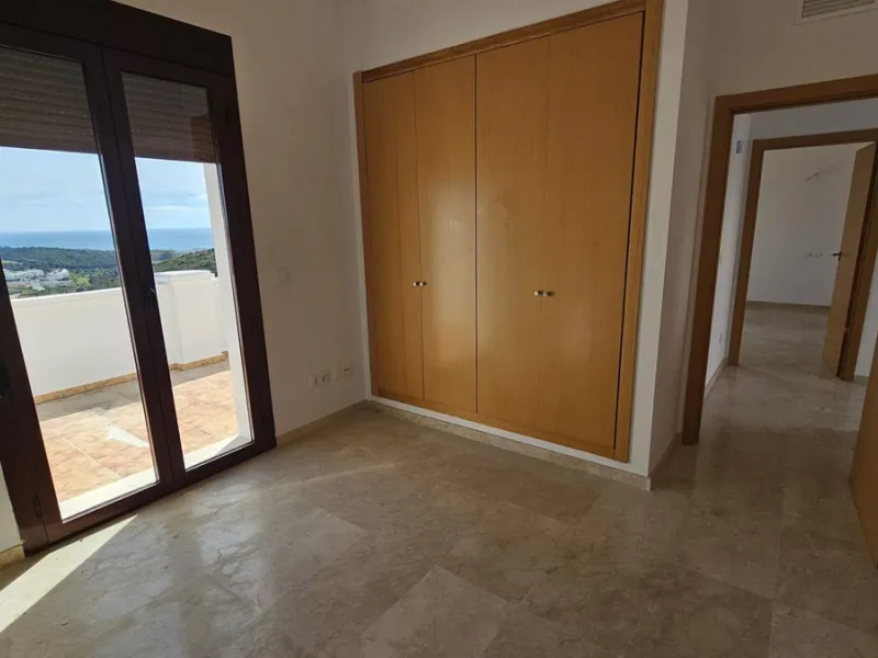 Discover this charming detached home in the exclusive residential complex of Doña Julia, in Casares, Málaga. A property that combines comfort, spaciousness, and a privileged location, ideal for those seeking tranquility, quality of life, and an enviable n