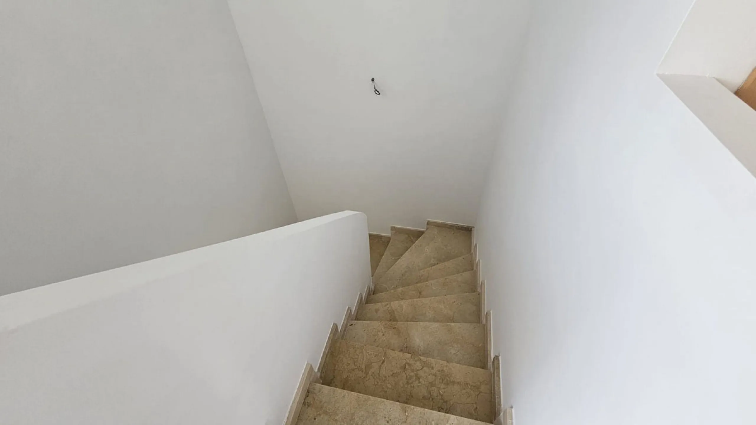 Discover this charming detached home in the exclusive residential complex of Doña Julia, in Casares, Málaga. A property that combines comfort, spaciousness, and a privileged location, ideal for those seeking tranquility, quality of life, and an enviable n
