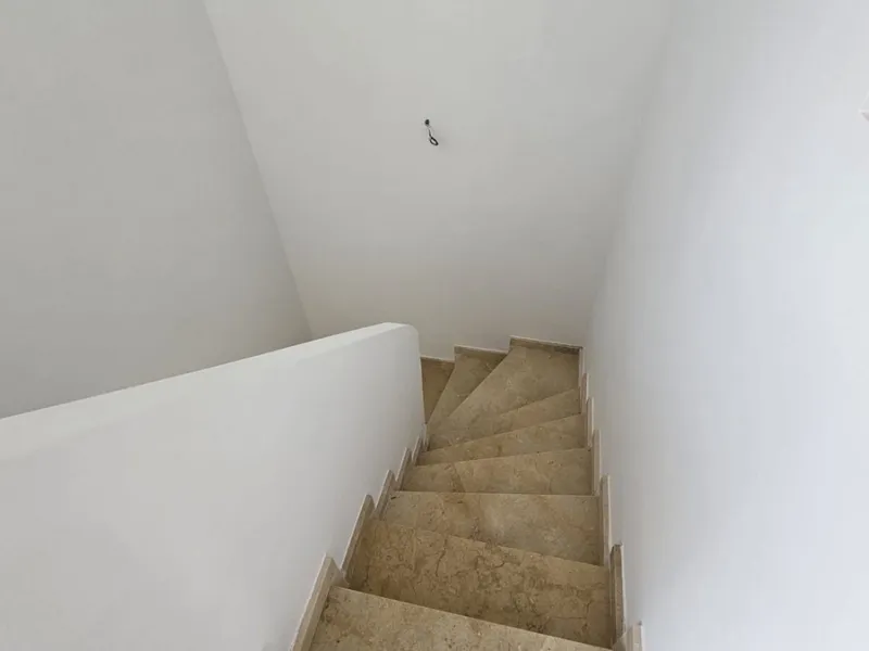 Discover this charming detached home in the exclusive residential complex of Doña Julia, in Casares, Málaga. A property that combines comfort, spaciousness, and a privileged location, ideal for those seeking tranquility, quality of life, and an enviable n