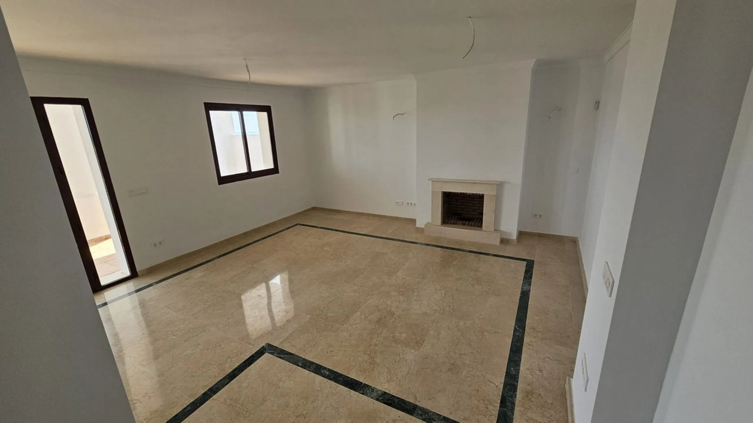 Discover this charming detached home in the exclusive residential complex of Doña Julia, in Casares, Málaga. A property that combines comfort, spaciousness, and a privileged location, ideal for those seeking tranquility, quality of life, and an enviable n