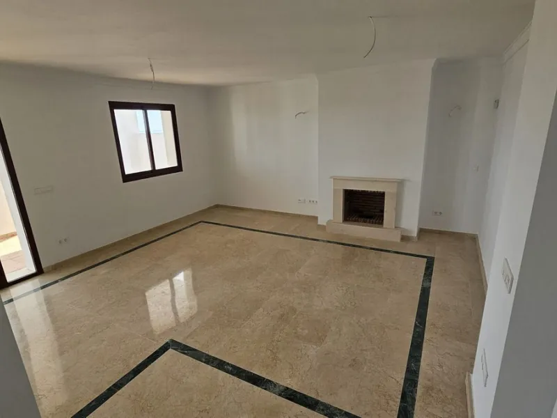 Discover this charming detached home in the exclusive residential complex of Doña Julia, in Casares, Málaga. A property that combines comfort, spaciousness, and a privileged location, ideal for those seeking tranquility, quality of life, and an enviable n