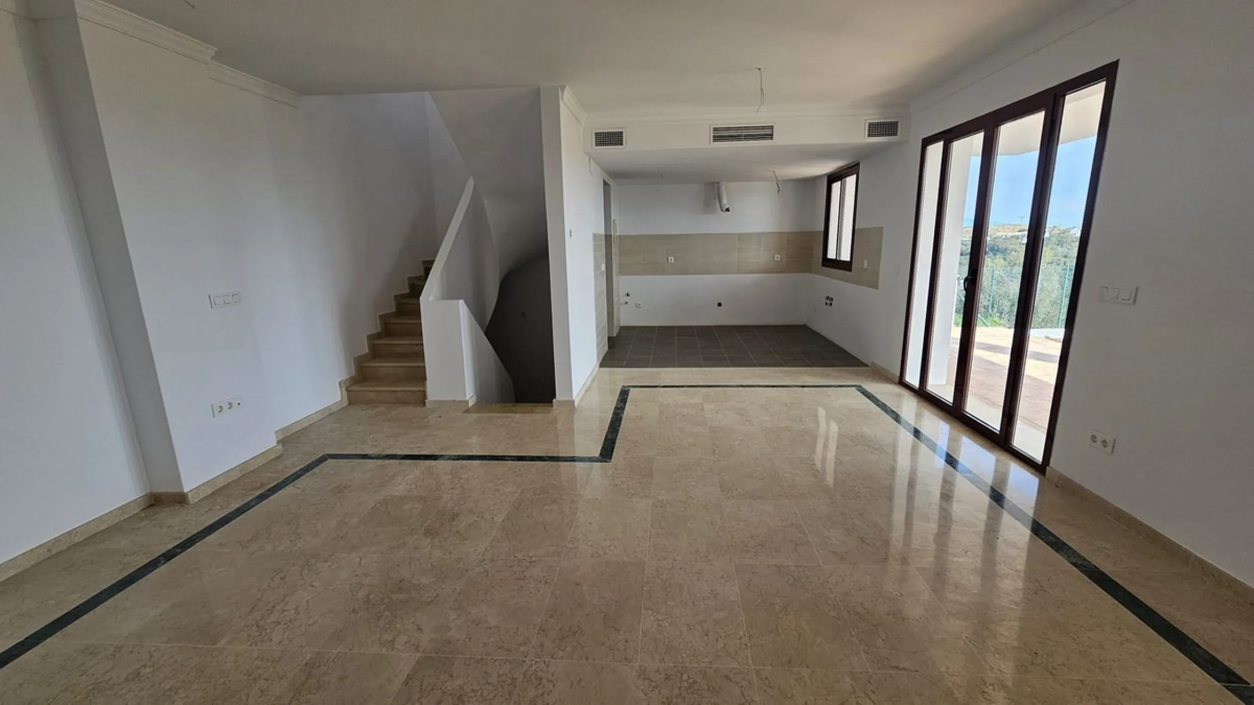 Discover this charming detached home in the exclusive residential complex of Doña Julia, in Casares, Málaga. A property that combines comfort, spaciousness, and a privileged location, ideal for those seeking tranquility, quality of life, and an enviable n