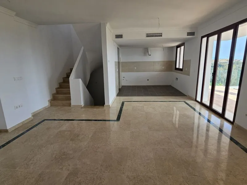 Discover this charming detached home in the exclusive residential complex of Doña Julia, in Casares, Málaga. A property that combines comfort, spaciousness, and a privileged location, ideal for those seeking tranquility, quality of life, and an enviable n