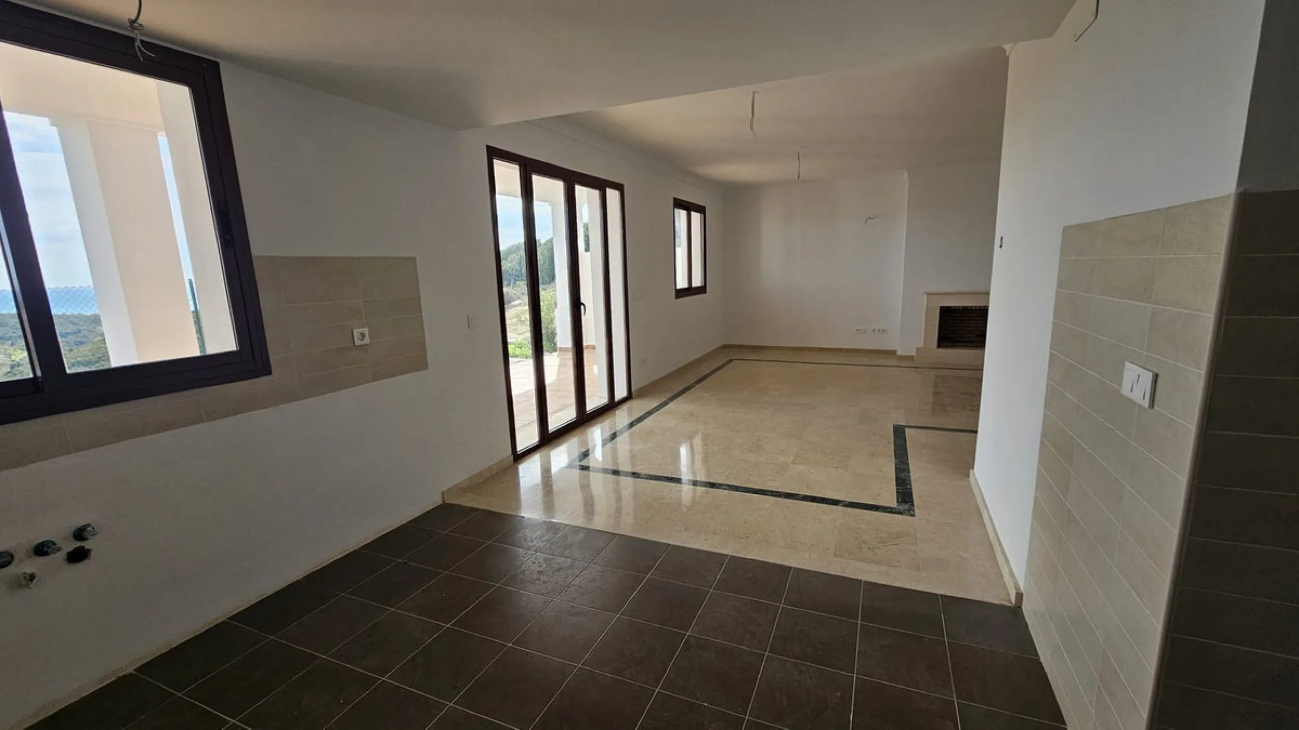Discover this charming detached home in the exclusive residential complex of Doña Julia, in Casares, Málaga. A property that combines comfort, spaciousness, and a privileged location, ideal for those seeking tranquility, quality of life, and an enviable n