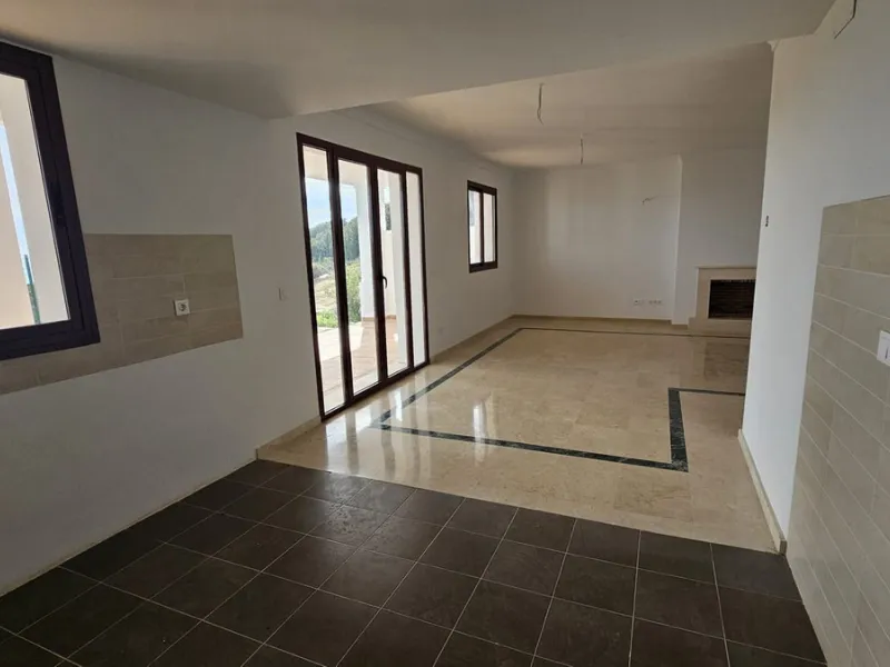 Discover this charming detached home in the exclusive residential complex of Doña Julia, in Casares, Málaga. A property that combines comfort, spaciousness, and a privileged location, ideal for those seeking tranquility, quality of life, and an enviable n