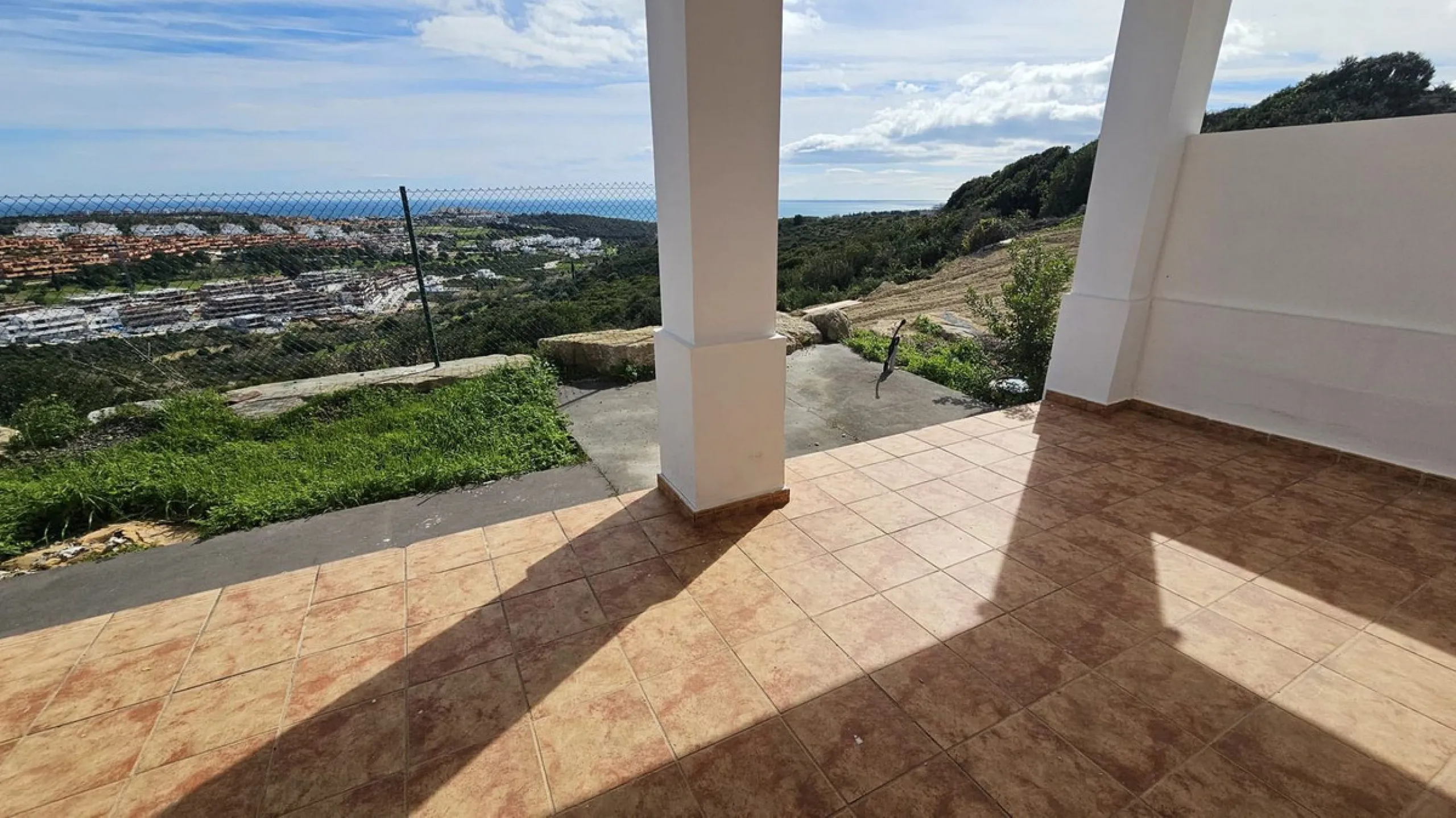 Discover this charming detached home in the exclusive residential complex of Doña Julia, in Casares, Málaga. A property that combines comfort, spaciousness, and a privileged location, ideal for those seeking tranquility, quality of life, and an enviable n