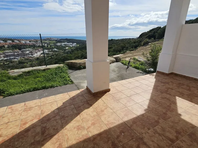 Discover this charming detached home in the exclusive residential complex of Doña Julia, in Casares, Málaga. A property that combines comfort, spaciousness, and a privileged location, ideal for those seeking tranquility, quality of life, and an enviable n