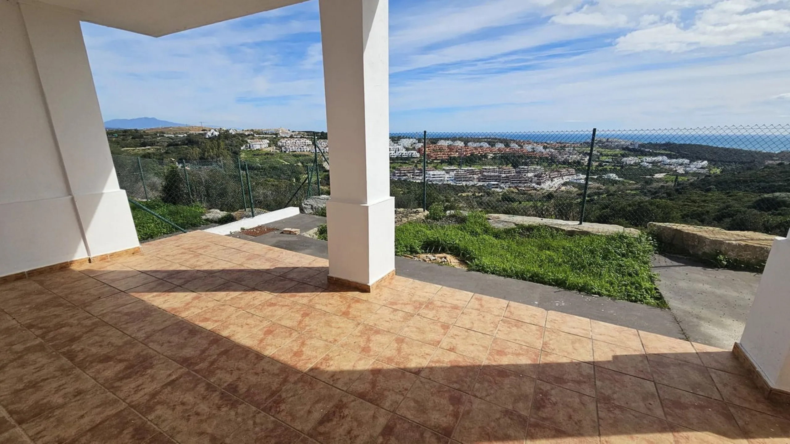 Discover this charming detached home in the exclusive residential complex of Doña Julia, in Casares, Málaga. A property that combines comfort, spaciousness, and a privileged location, ideal for those seeking tranquility, quality of life, and an enviable n