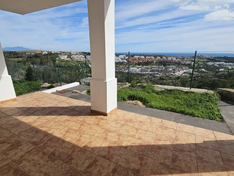 Discover this charming detached home in the exclusive residential complex of Doña Julia, in Casares, Málaga. A property that combines comfort, spaciousness, and a privileged location, ideal for those seeking tranquility, quality of life, and an enviable n