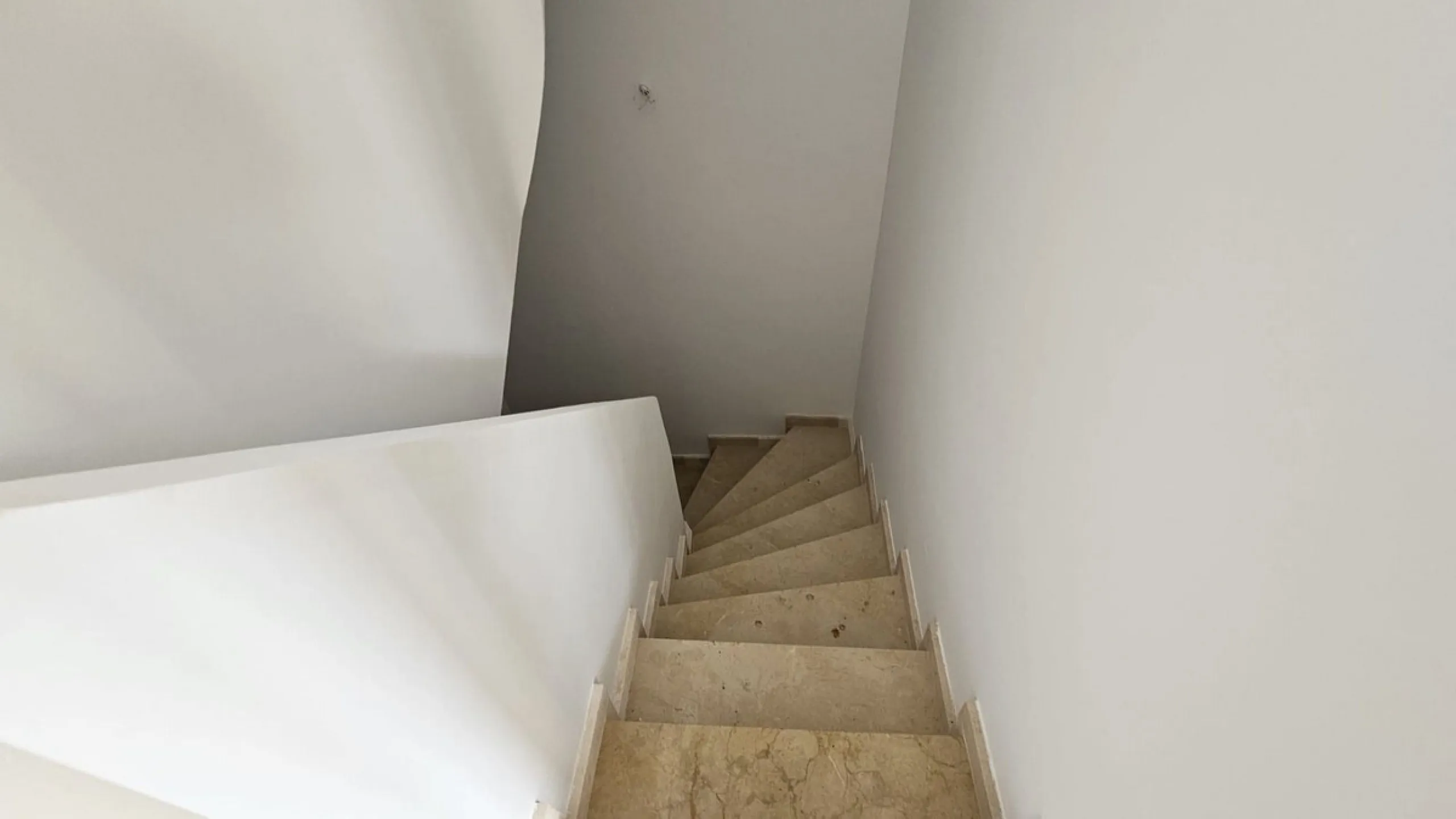 Discover this charming detached home in the exclusive residential complex of Doña Julia, in Casares, Málaga. A property that combines comfort, spaciousness, and a privileged location, ideal for those seeking tranquility, quality of life, and an enviable n