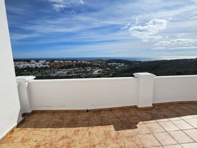 Discover this charming detached home in the exclusive residential complex of Doña Julia, in the municipality of Casares, Málaga. A property that combines comfort, spaciousness, and a privileged location, perfect for those seeking tranquility and quality o