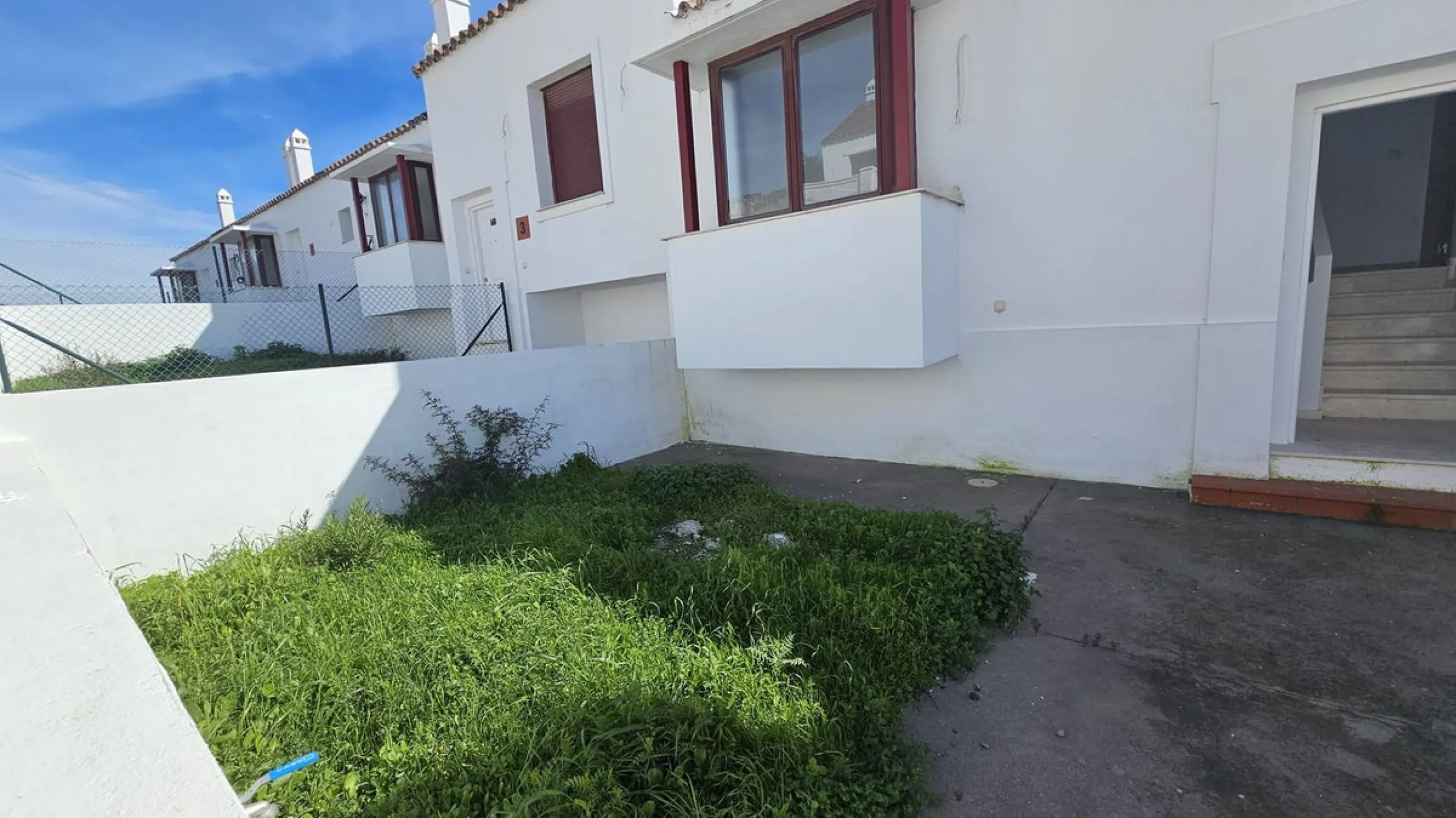 Discover this charming detached home in the exclusive residential complex of Doña Julia, in the municipality of Casares, Málaga. A property that combines comfort, spaciousness, and a privileged location, perfect for those seeking tranquility and quality o