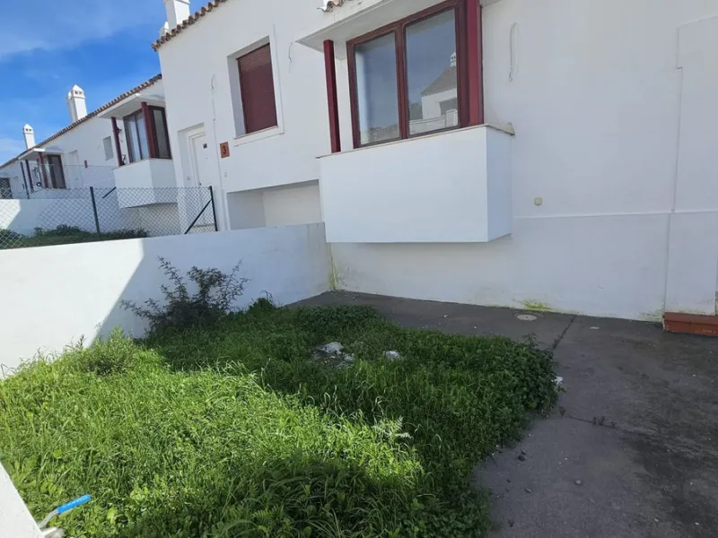 Discover this charming detached home in the exclusive residential complex of Doña Julia, in the municipality of Casares, Málaga. A property that combines comfort, spaciousness, and a privileged location, perfect for those seeking tranquility and quality o