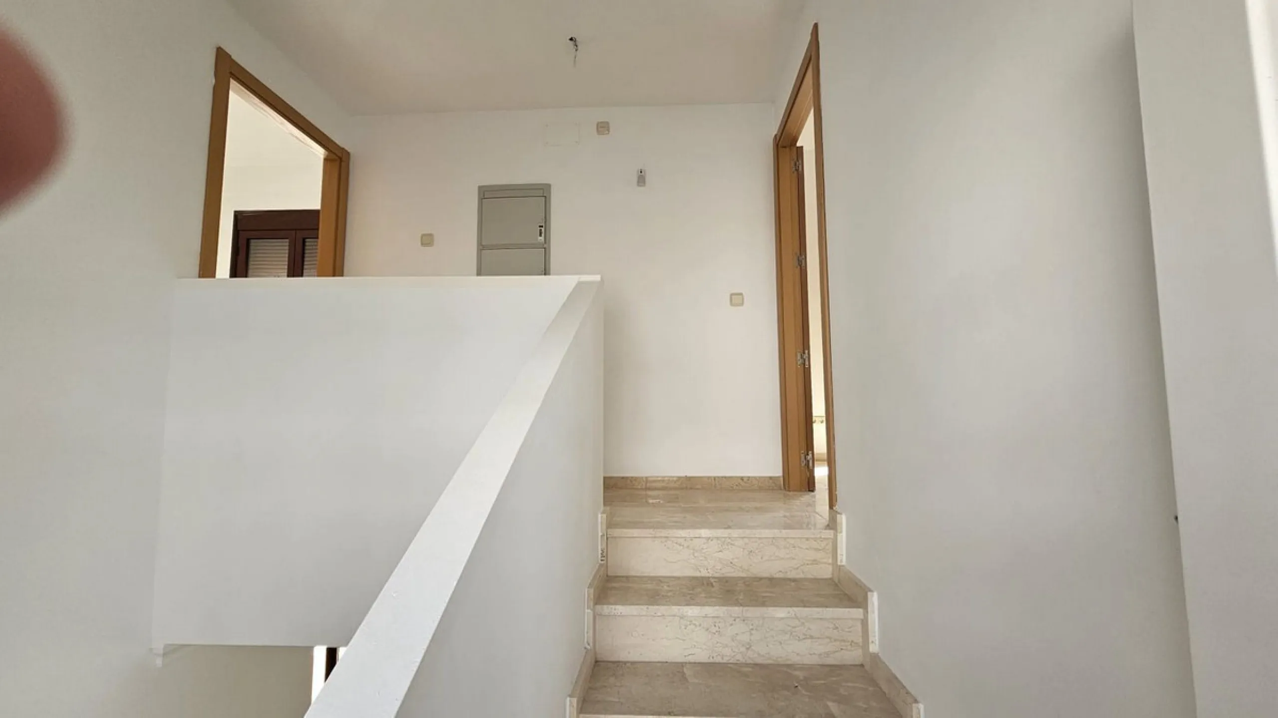 Discover this charming detached home in the exclusive residential complex of Doña Julia, in the municipality of Casares, Málaga. A property that combines comfort, spaciousness, and a privileged location, perfect for those seeking tranquility and quality o
