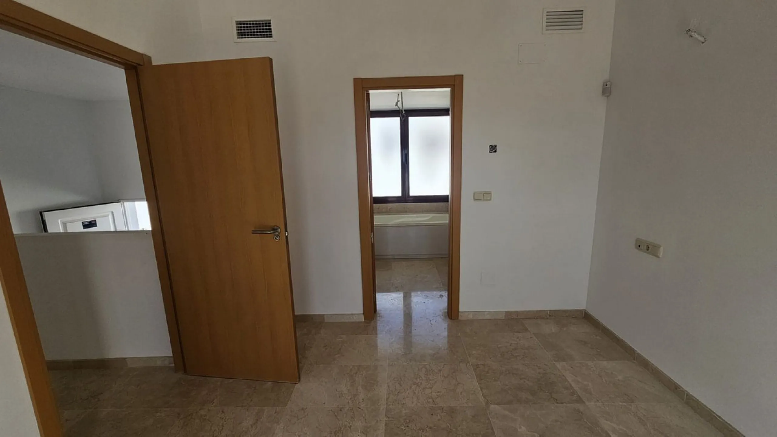 Discover this charming detached home in the exclusive residential complex of Doña Julia, in the municipality of Casares, Málaga. A property that combines comfort, spaciousness, and a privileged location, perfect for those seeking tranquility and quality o