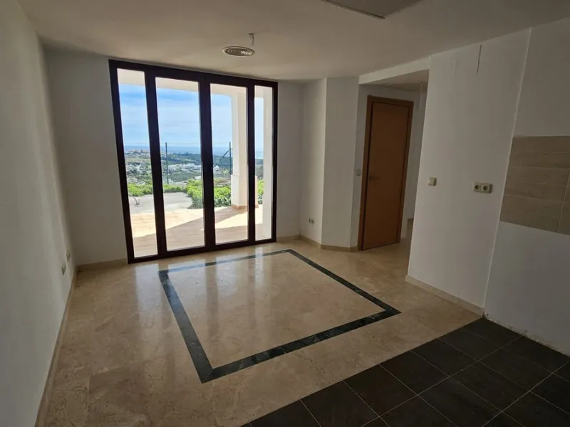 Discover this charming detached home in the exclusive residential complex of Doña Julia, in the municipality of Casares, Málaga. A property that combines comfort, spaciousness, and a privileged location, perfect for those seeking tranquility and quality o