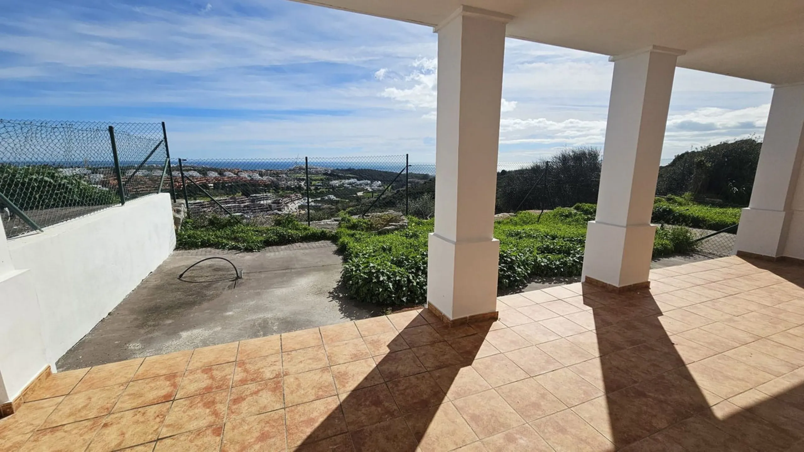 Discover this charming detached home in the exclusive residential complex of Doña Julia, in the municipality of Casares, Málaga. A property that combines comfort, spaciousness, and a privileged location, perfect for those seeking tranquility and quality o