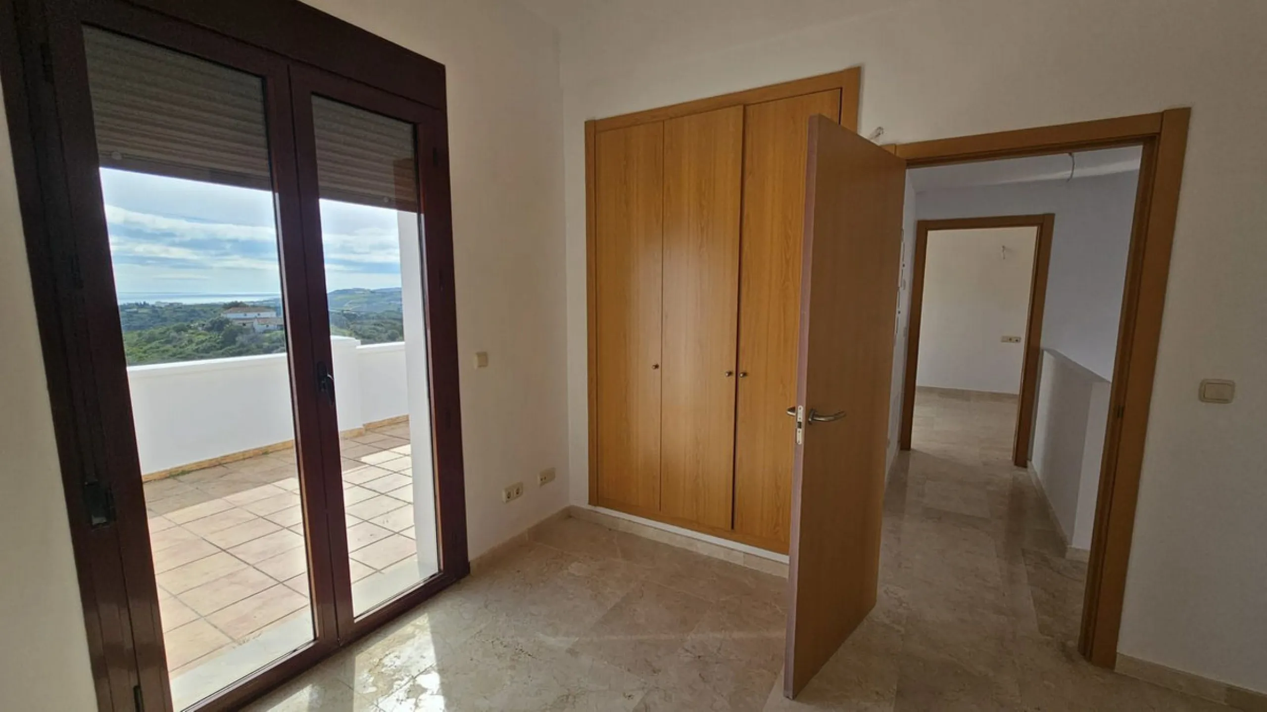 House - Townhouse в продаже в Casares, Málaga. В доме 2 спален и 3 ванных комнат. Площадь дома 205 м²