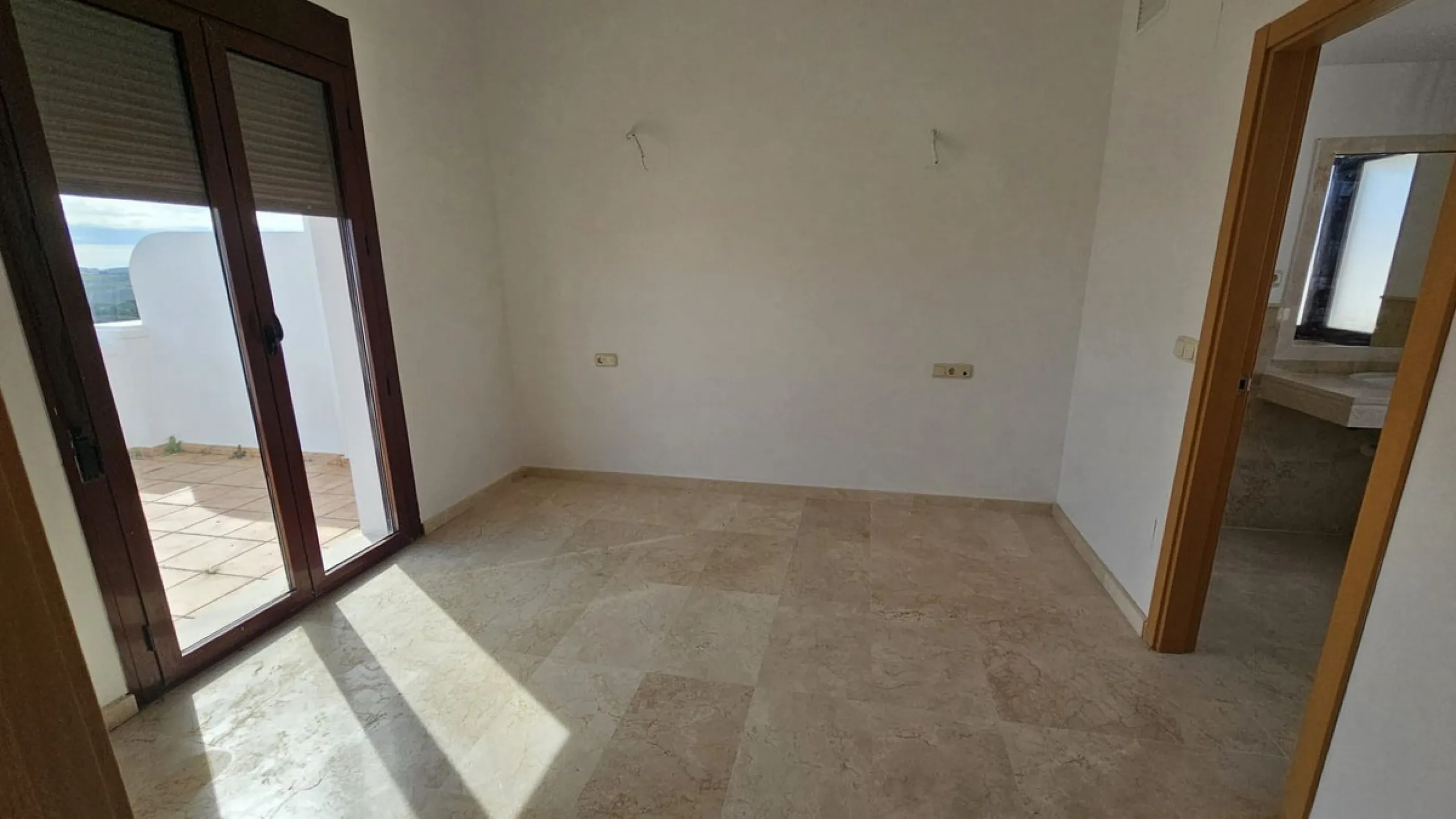 House - Townhouse в продаже в Casares, Málaga. В доме 2 спален и 3 ванных комнат. Площадь дома 205 м²