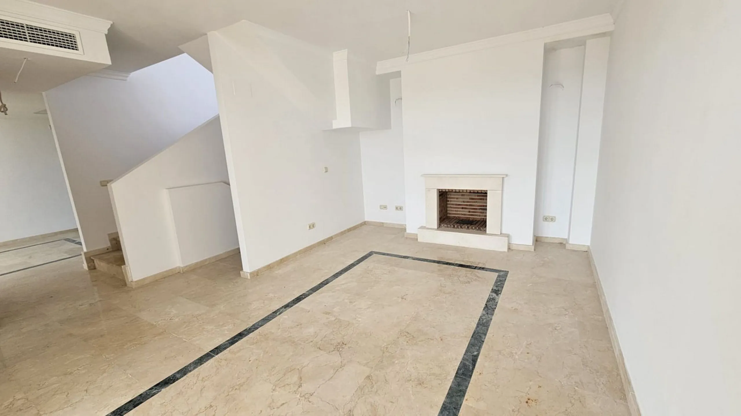 House - Townhouse в продаже в Casares, Málaga. В доме 2 спален и 3 ванных комнат. Площадь дома 205 м²