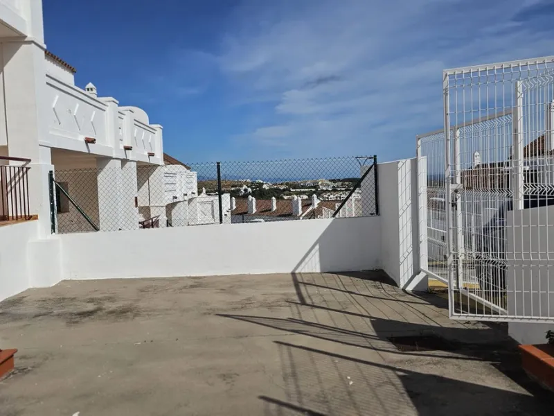 House - Townhouse в продаже в Casares, Málaga. В доме 2 спален и 3 ванных комнат. Площадь дома 211 м²