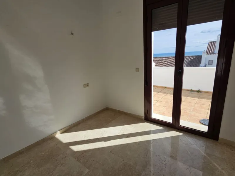 House - Townhouse в продаже в Casares, Málaga. В доме 2 спален и 3 ванных комнат. Площадь дома 211 м²