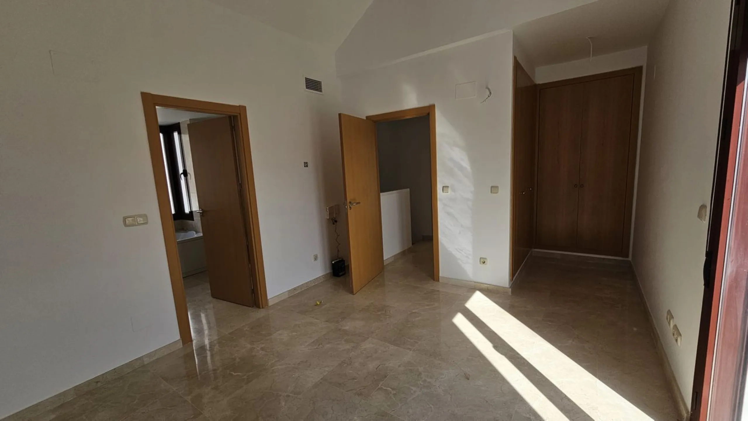 House - Townhouse в продаже в Casares, Málaga. В доме 2 спален и 3 ванных комнат. Площадь дома 211 м²