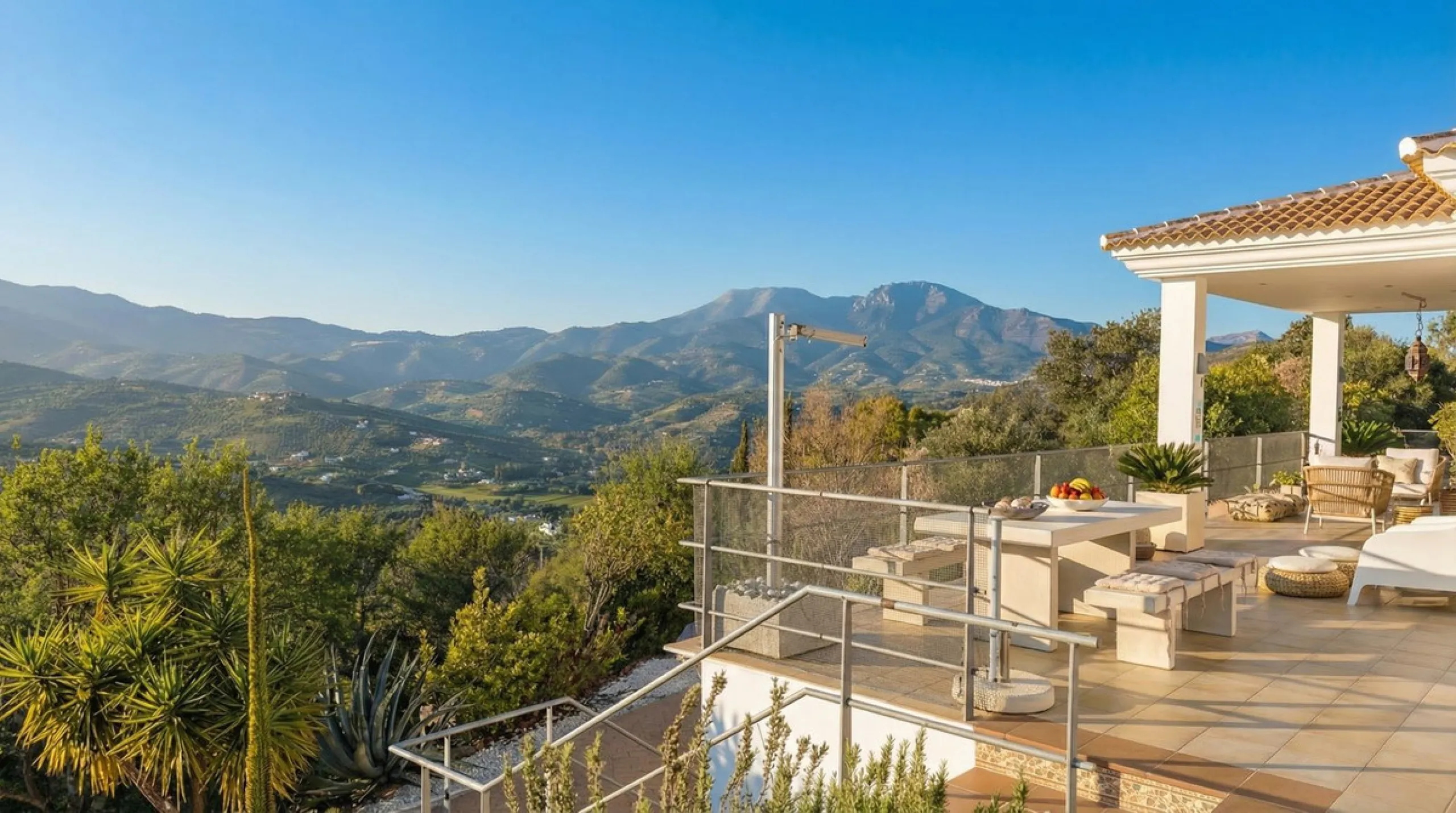 House - Detached Villa в продаже в Guaro, Málaga. В доме 4 спален и 4 ванных комнат. Площадь дома 357 м². Площадь участка 22000 м²