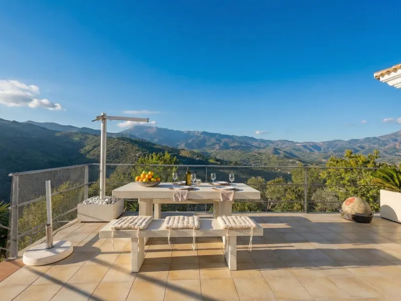 House - Detached Villa в продаже в Guaro, Málaga. В доме 4 спален и 4 ванных комнат. Площадь дома 357 м². Площадь участка 22000 м²