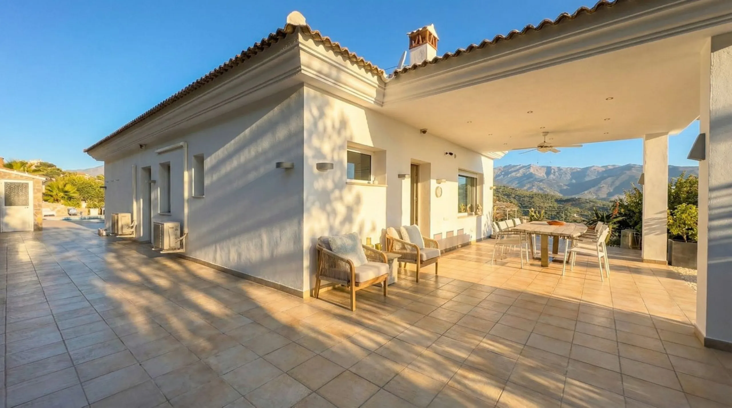 House - Detached Villa в продаже в Guaro, Málaga. В доме 4 спален и 4 ванных комнат. Площадь дома 357 м². Площадь участка 22000 м²