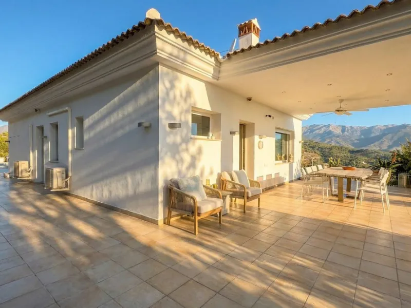 House - Detached Villa в продаже в Guaro, Málaga. В доме 4 спален и 4 ванных комнат. Площадь дома 357 м². Площадь участка 22000 м²