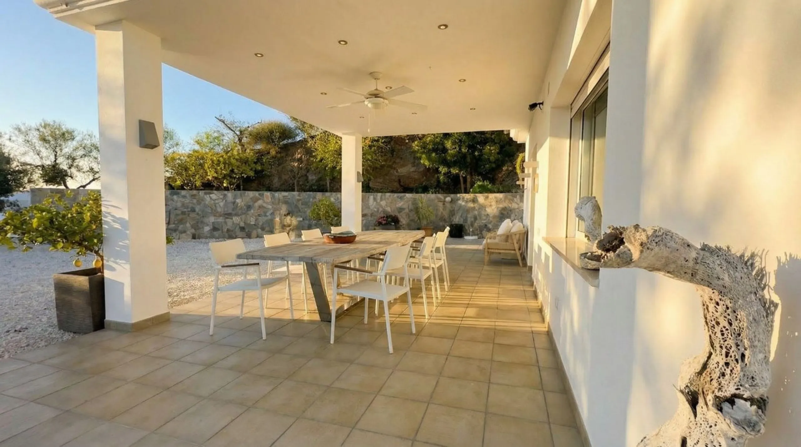 House - Detached Villa в продаже в Guaro, Málaga. В доме 4 спален и 4 ванных комнат. Площадь дома 357 м². Площадь участка 22000 м²