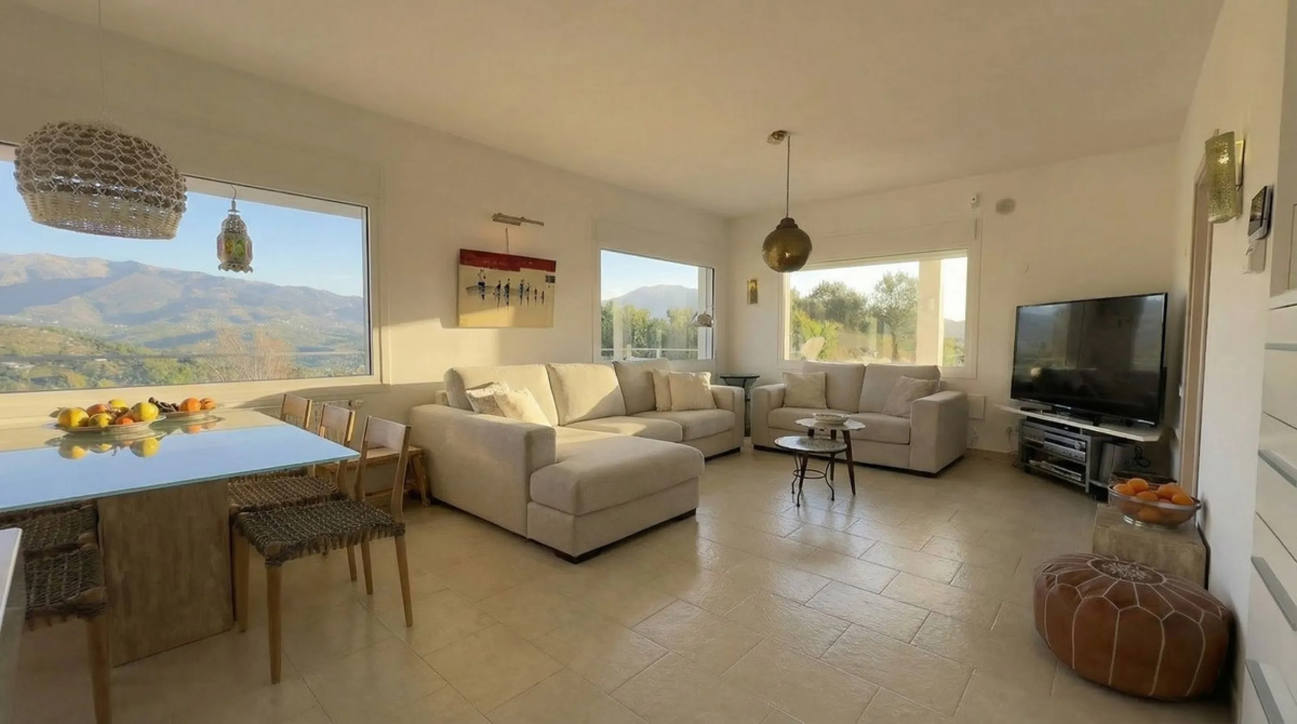 House - Detached Villa в продаже в Guaro, Málaga. В доме 4 спален и 4 ванных комнат. Площадь дома 357 м². Площадь участка 22000 м²