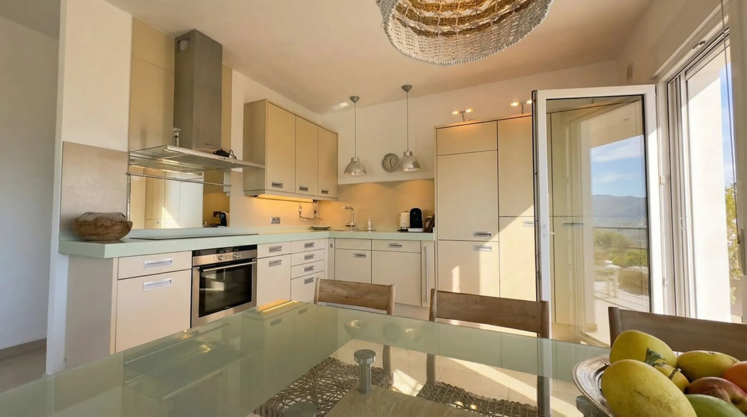 House - Detached Villa в продаже в Guaro, Málaga. В доме 4 спален и 4 ванных комнат. Площадь дома 357 м². Площадь участка 22000 м²