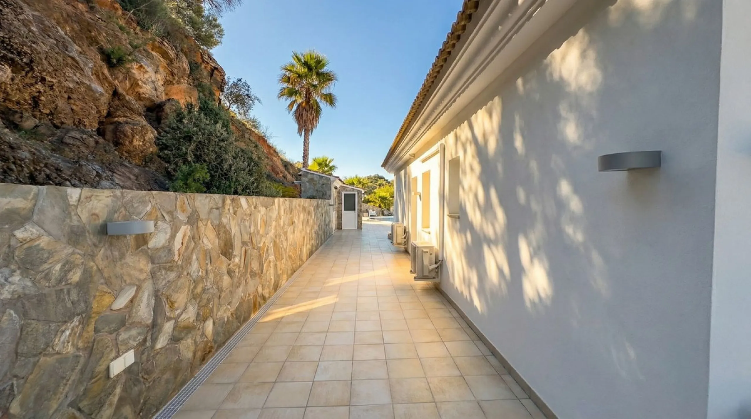 House - Detached Villa в продаже в Guaro, Málaga. В доме 4 спален и 4 ванных комнат. Площадь дома 357 м². Площадь участка 22000 м²