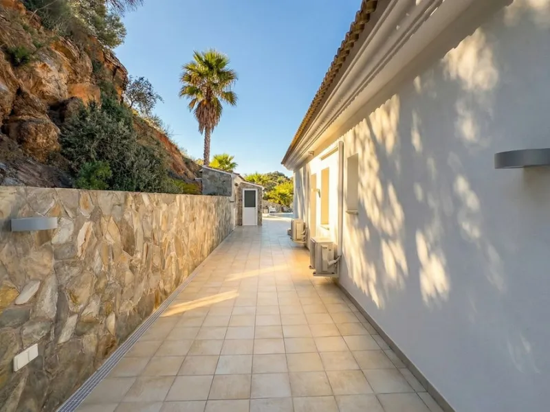 House - Detached Villa в продаже в Guaro, Málaga. В доме 4 спален и 4 ванных комнат. Площадь дома 357 м². Площадь участка 22000 м²