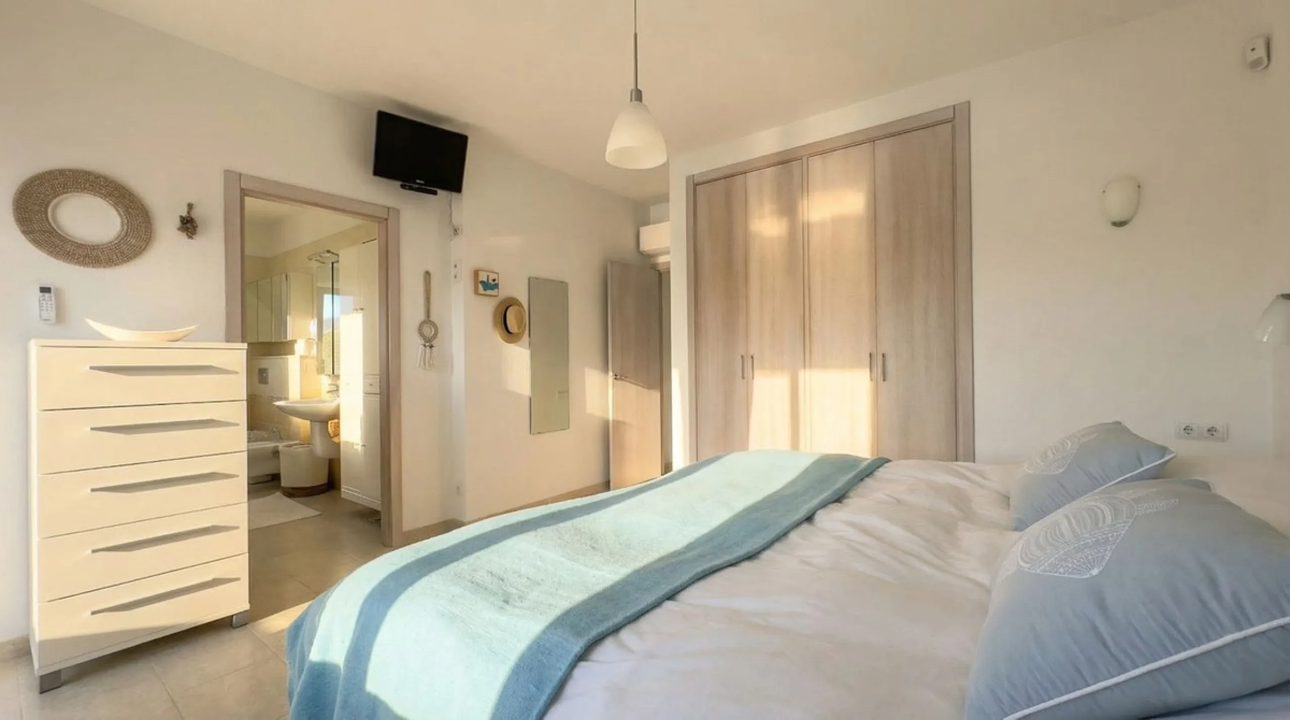 House - Detached Villa в продаже в Guaro, Málaga. В доме 4 спален и 4 ванных комнат. Площадь дома 357 м². Площадь участка 22000 м²