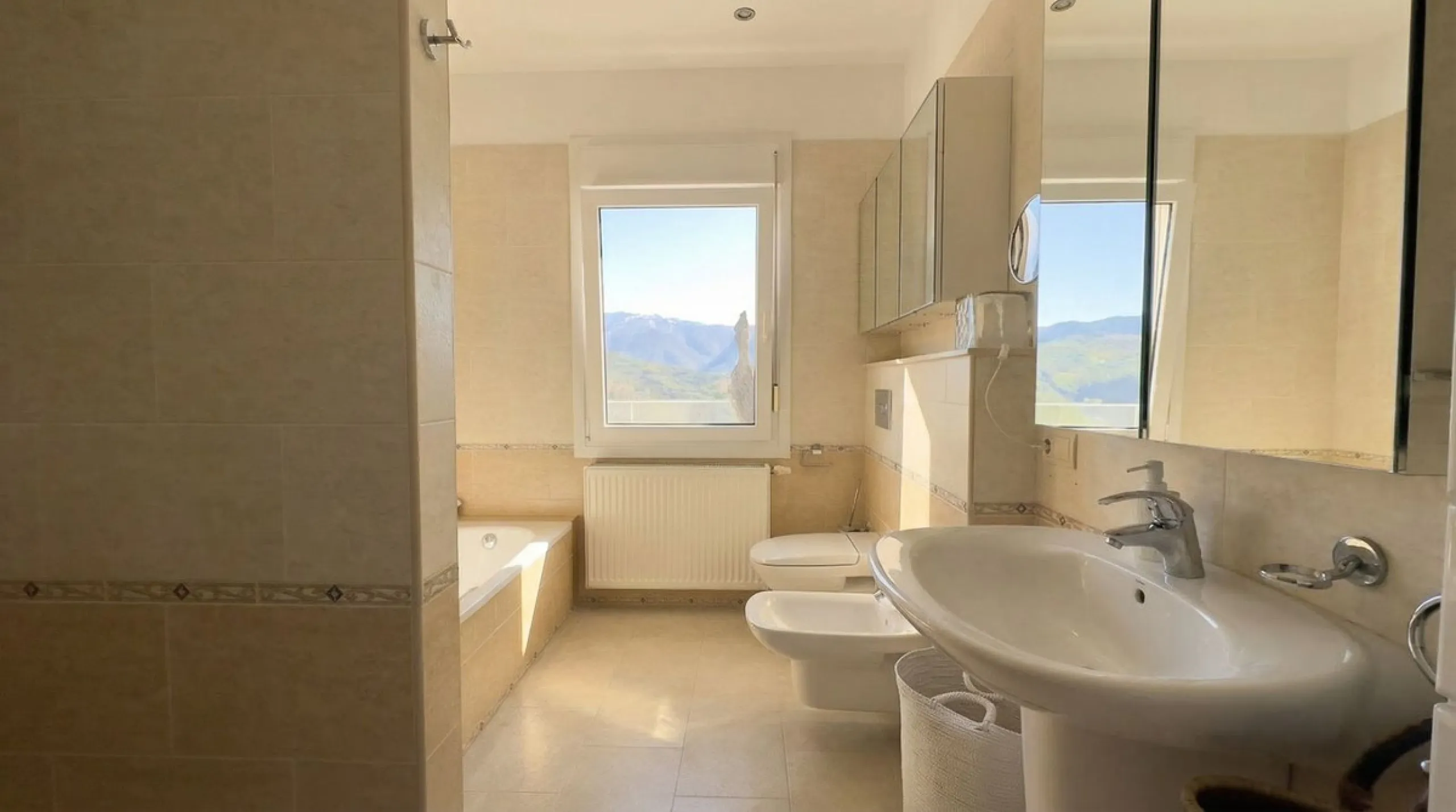 House - Detached Villa в продаже в Guaro, Málaga. В доме 4 спален и 4 ванных комнат. Площадь дома 357 м². Площадь участка 22000 м²
