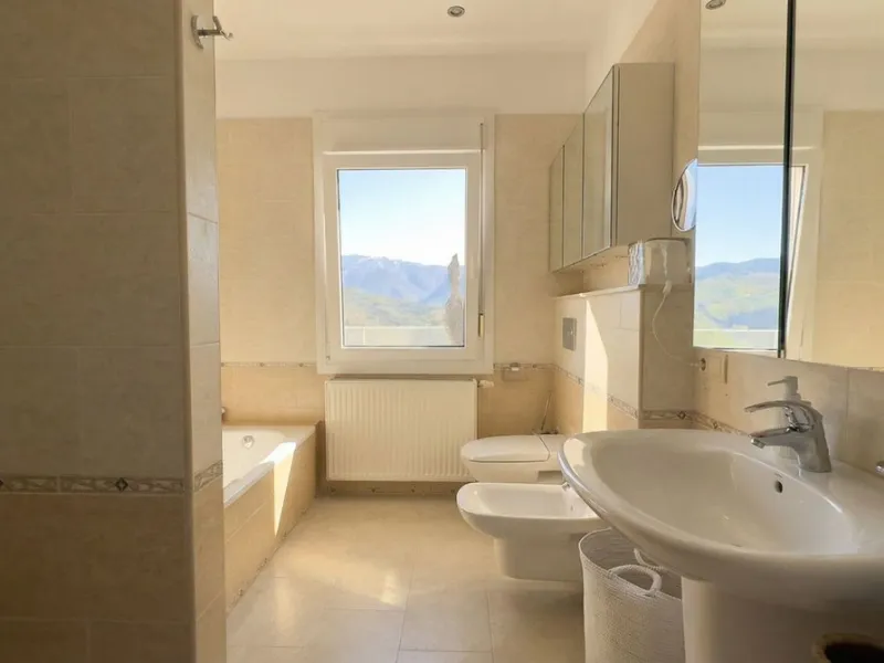 House - Detached Villa в продаже в Guaro, Málaga. В доме 4 спален и 4 ванных комнат. Площадь дома 357 м². Площадь участка 22000 м²