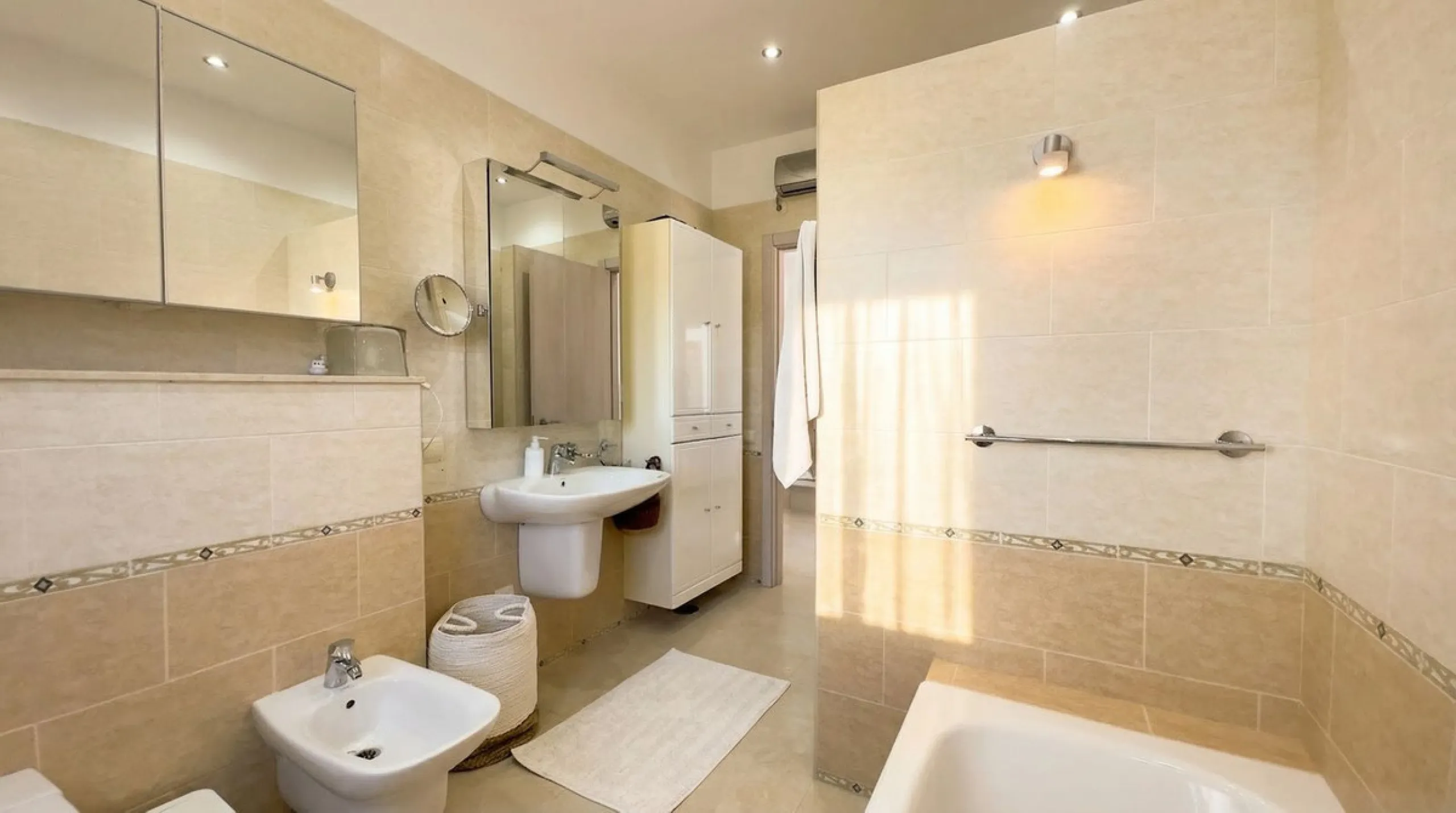 House - Detached Villa в продаже в Guaro, Málaga. В доме 4 спален и 4 ванных комнат. Площадь дома 357 м². Площадь участка 22000 м²