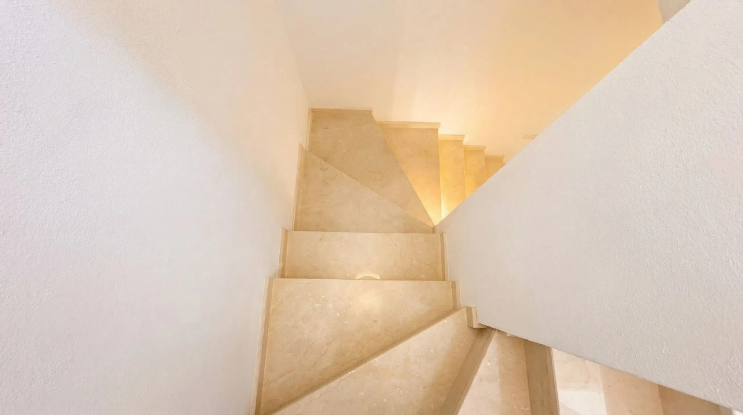 House - Detached Villa в продаже в Guaro, Málaga. В доме 4 спален и 4 ванных комнат. Площадь дома 357 м². Площадь участка 22000 м²