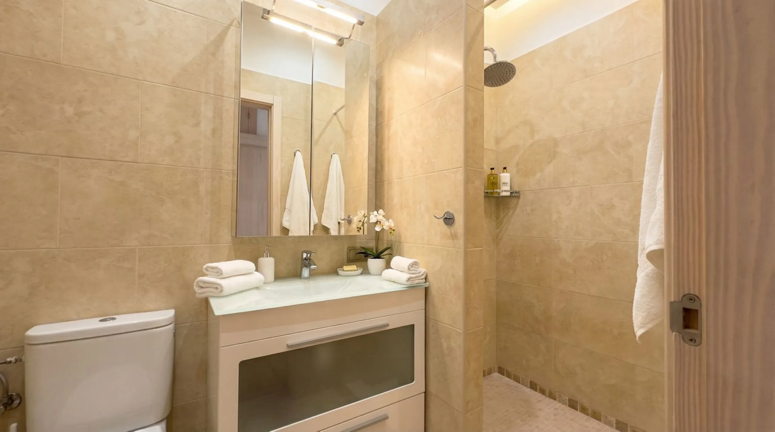 House - Detached Villa в продаже в Guaro, Málaga. В доме 4 спален и 4 ванных комнат. Площадь дома 357 м². Площадь участка 22000 м²