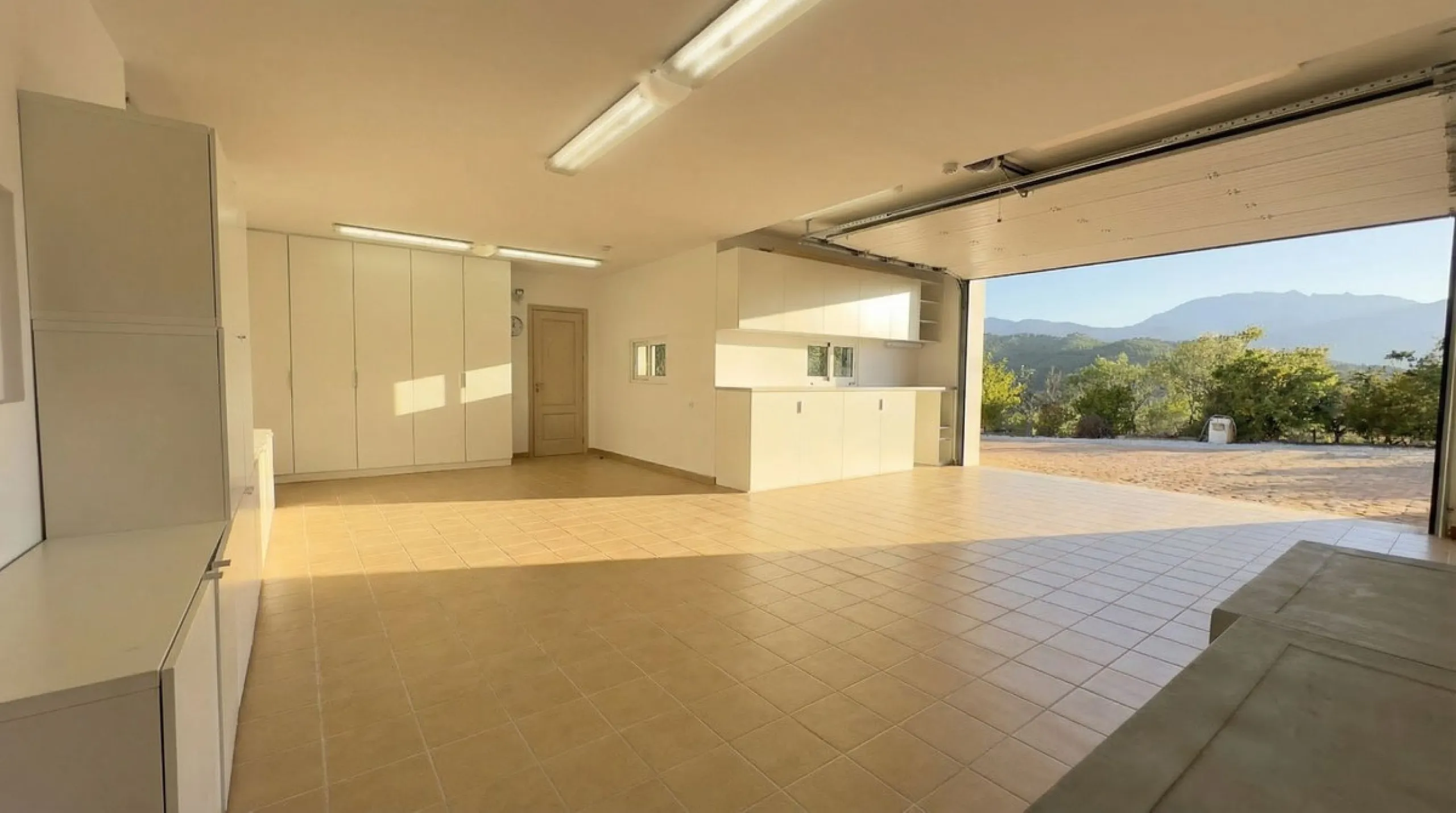 House - Detached Villa в продаже в Guaro, Málaga. В доме 4 спален и 4 ванных комнат. Площадь дома 357 м². Площадь участка 22000 м²