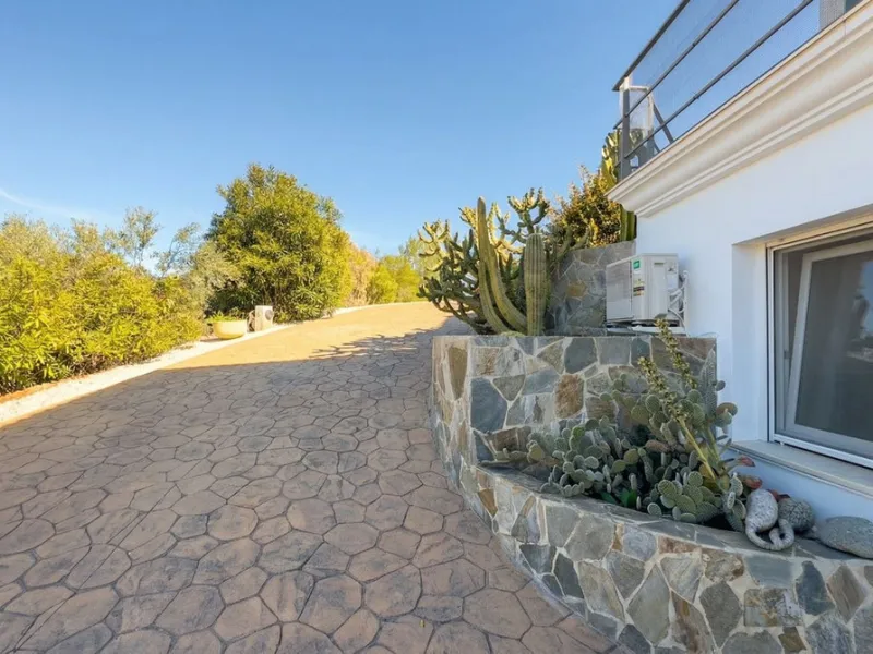 House - Detached Villa в продаже в Guaro, Málaga. В доме 4 спален и 4 ванных комнат. Площадь дома 357 м². Площадь участка 22000 м²