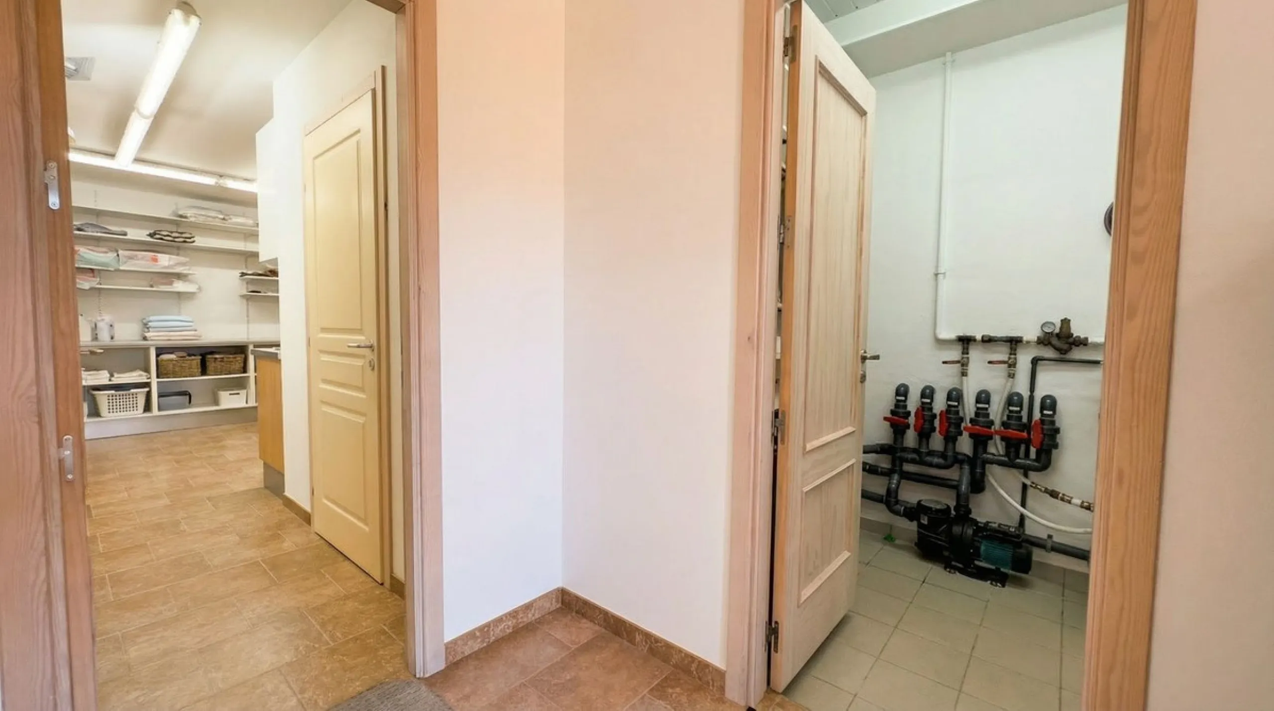 House - Detached Villa в продаже в Guaro, Málaga. В доме 4 спален и 4 ванных комнат. Площадь дома 357 м². Площадь участка 22000 м²